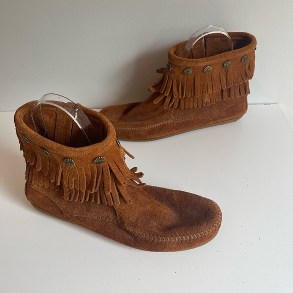 Women's Minnetonka Suede Fringe Moccasin Boots BROWN SUEDE Metal Conchos SZ 8.5 - Picture 1 of 8